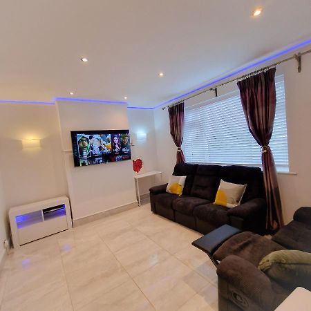 Delightful & Spacious Guest House In Farnworth Near Bolton Hospital Exterior photo