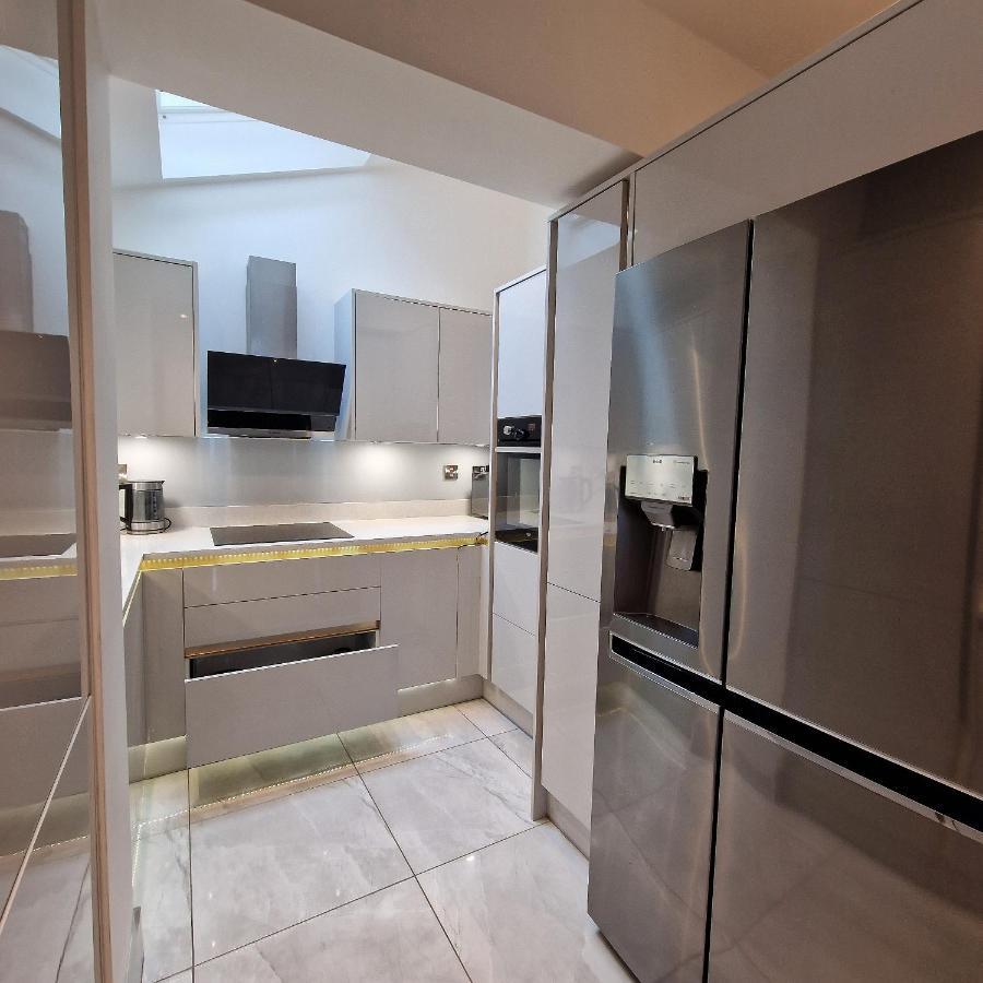Delightful & Spacious Guest House In Farnworth Near Bolton Hospital Exterior photo