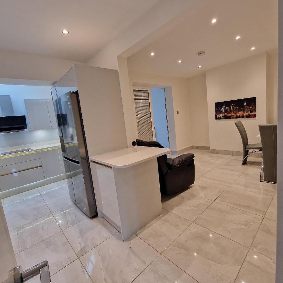 Delightful & Spacious Guest House In Farnworth Near Bolton Hospital Exterior photo