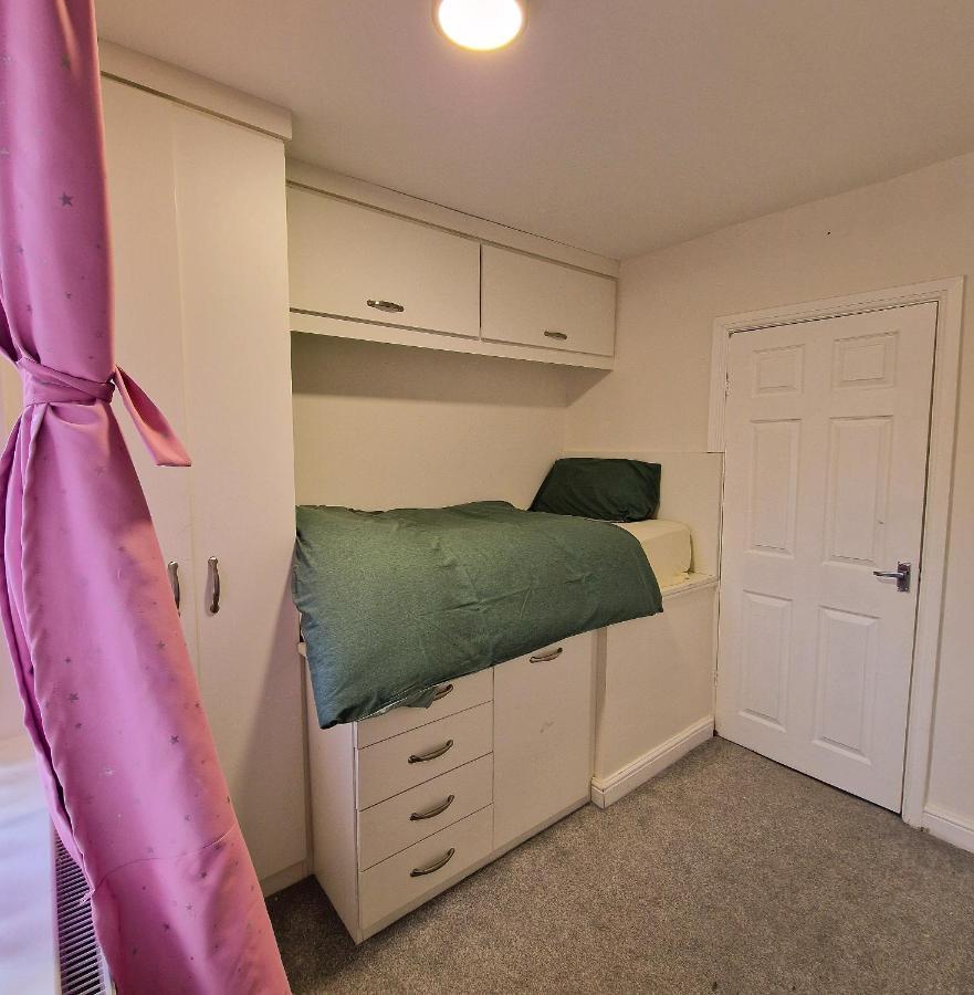 Delightful & Spacious Guest House In Farnworth Near Bolton Hospital Exterior photo