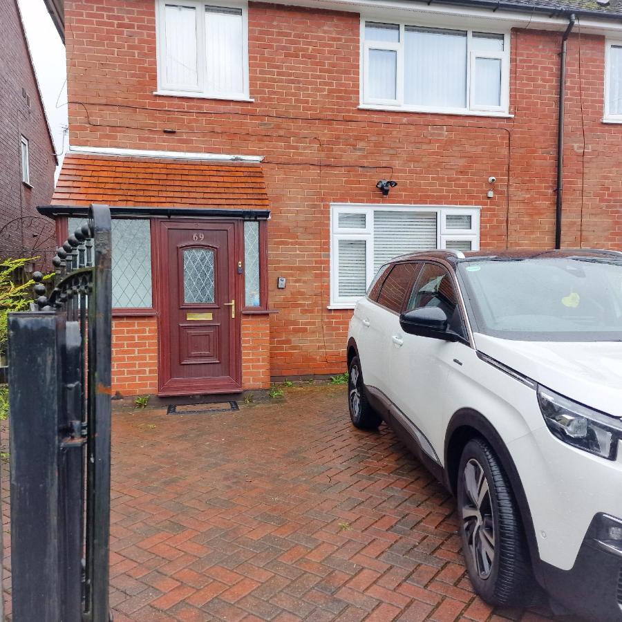 Delightful & Spacious Guest House In Farnworth Near Bolton Hospital Exterior photo