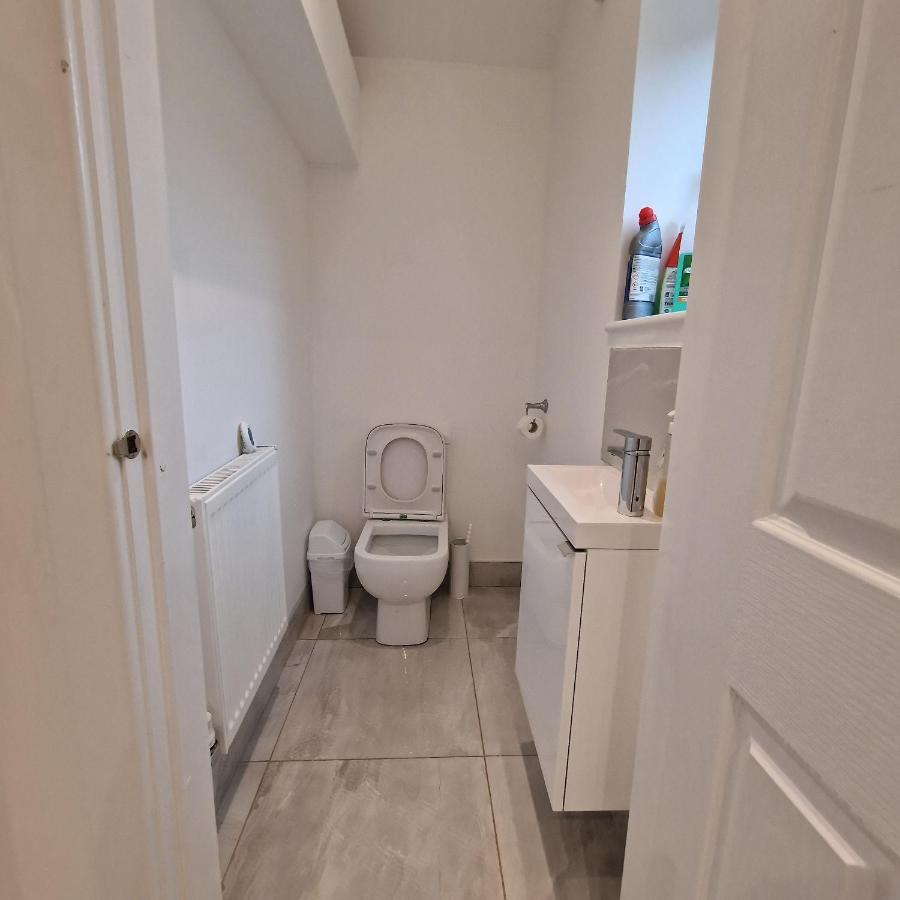 Delightful & Spacious Guest House In Farnworth Near Bolton Hospital Exterior photo