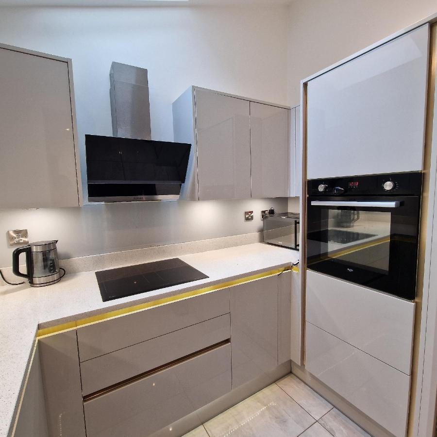 Delightful & Spacious Guest House In Farnworth Near Bolton Hospital Exterior photo