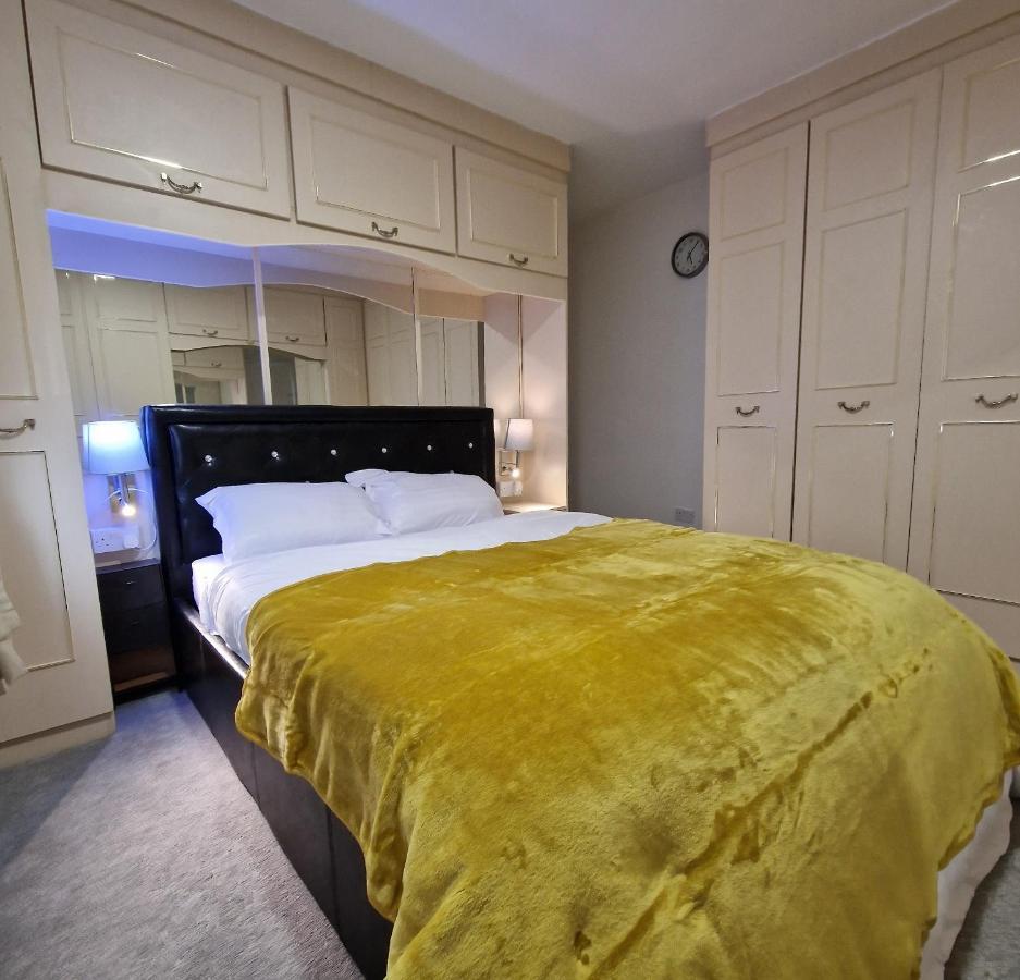 Delightful & Spacious Guest House In Farnworth Near Bolton Hospital Exterior photo